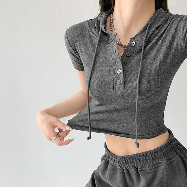 Crop-top femme avec capuche – T-shirt tendance à boutons chic