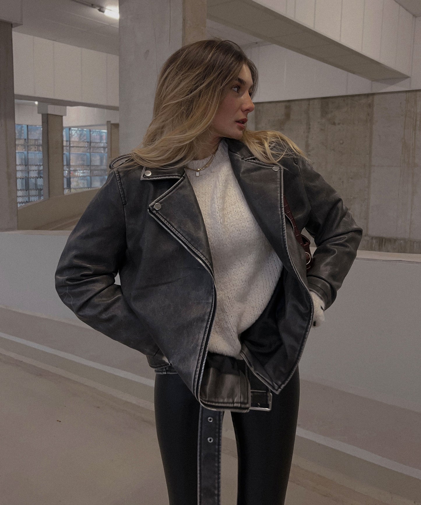 Veste en cuir vegan grande taille – Veste grise foncée chic et tendance